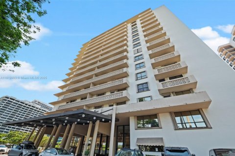 Condo in Bal Harbour, Florida, 2 bedrooms  № 1961338 - photo 24