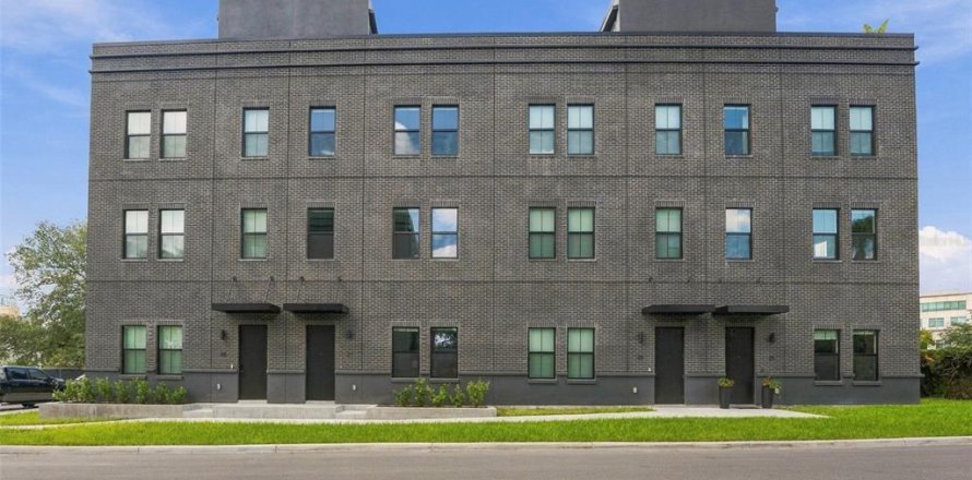 Townhouse in Tampa, Florida 3 bedrooms, 213.12 sq.m. № 2418589