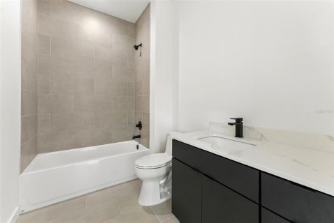 Townhouse in Tampa, Florida 3 bedrooms, 213.12 sq.m. № 2418589 - photo 28