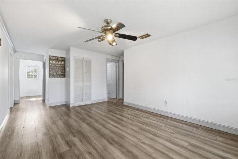 Commercial property in Tampa, Florida 5 bedrooms, 159.51 sq.m. № 2220219 - photo 8