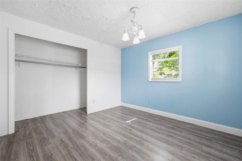 Commercial property in Tampa, Florida 5 bedrooms, 159.51 sq.m. № 2220219 - photo 12