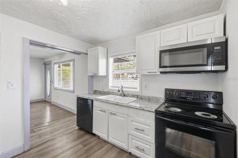 Commercial property in Tampa, Florida 5 bedrooms, 159.51 sq.m. № 2220219 - photo 10