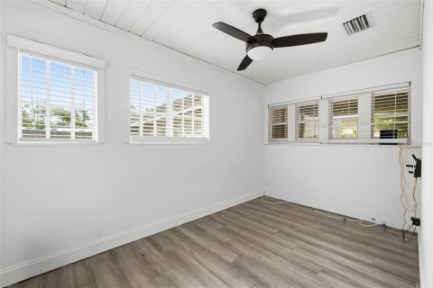 Commercial property in Tampa, Florida 5 bedrooms, 159.51 sq.m. № 2220219 - photo 16