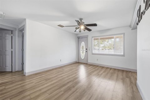 Commercial property in Tampa, Florida 5 bedrooms, 159.51 sq.m. № 2220219 - photo 7