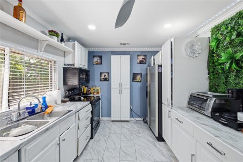 Commercial property in Tampa, Florida 5 bedrooms, 159.51 sq.m. № 2220219 - photo 27
