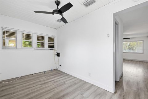 Commercial property in Tampa, Florida 5 bedrooms, 159.51 sq.m. № 2220219 - photo 17