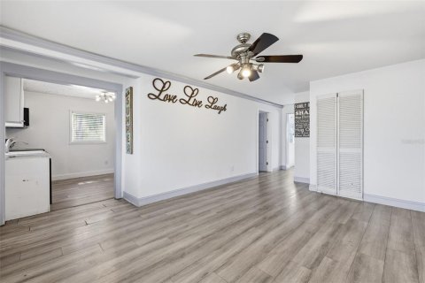 Commercial property in Tampa, Florida 5 bedrooms, 159.51 sq.m. № 2220219 - photo 5