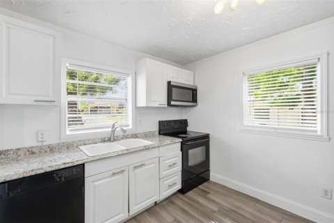 Commercial property in Tampa, Florida 5 bedrooms, 159.51 sq.m. № 2220219 - photo 9