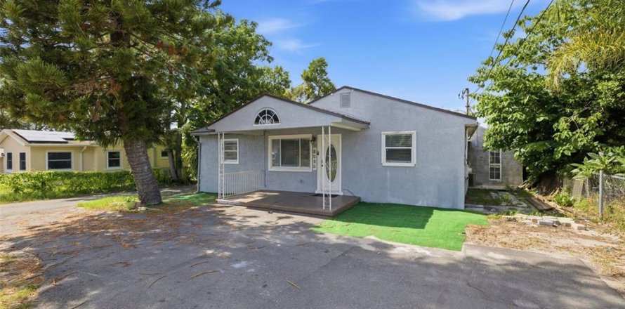 Commercial property in Tampa, Florida 5 bedrooms, 159.51 sq.m. № 2220219