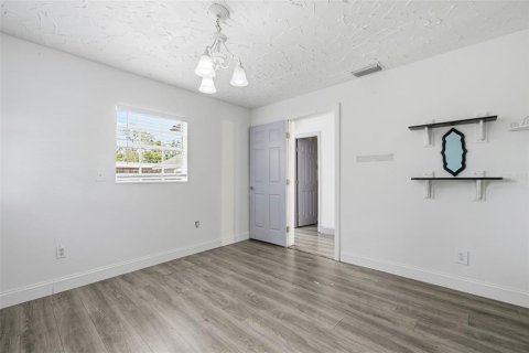 Commercial property in Tampa, Florida 5 bedrooms, 159.51 sq.m. № 2220219 - photo 14