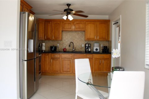 House in Cutler Bay, Florida 3 bedrooms, 96.62 sq.m. № 2087228 - photo 18