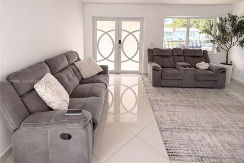 House in Cutler Bay, Florida 3 bedrooms, 96.62 sq.m. № 2087228 - photo 5
