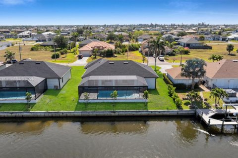House in Cape Coral, Florida 3 bedrooms № 1712737 - photo 10