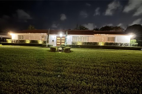 House in Palmetto Bay, Florida 3 bedrooms, 211.26 sq.m. № 1727000 - photo 2