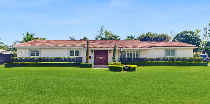 House in Palmetto Bay, Florida 3 bedrooms, 211.26 sq.m. № 1727000