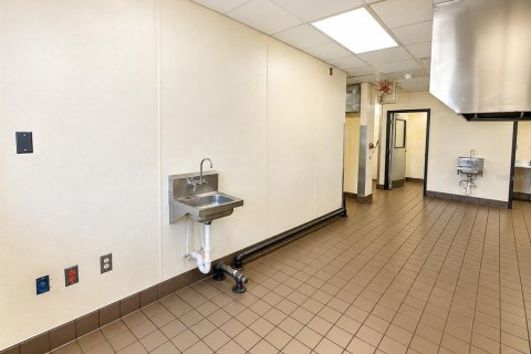 Immobilier commercial à louer à Brooksville, Floride: 272.58 m2 № 2380917 - photo 11