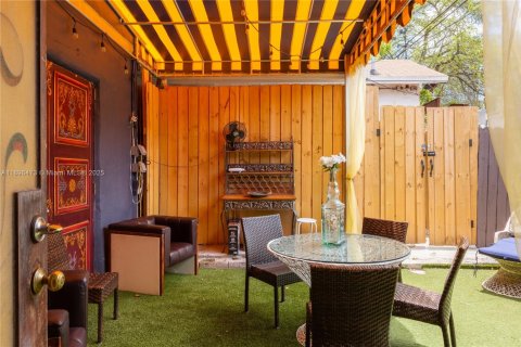 Commercial property in Miami, Florida № 2017035 - photo 10