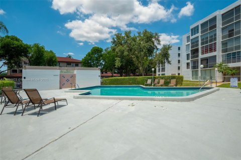 Condo in Plantation, Florida, 2 bedrooms  № 1872090 - photo 24