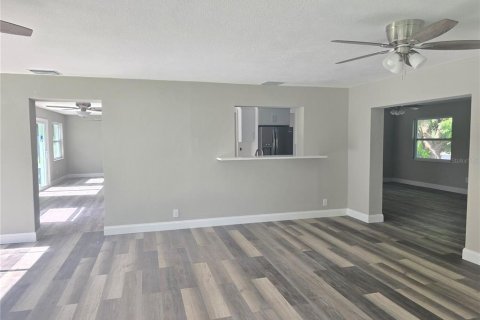 House in Palm Harbor, Florida 3 bedrooms, 220.64 sq.m. № 1824491 - photo 12