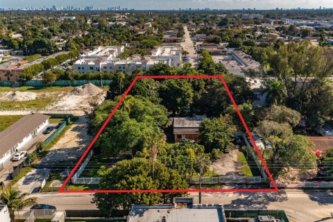 Villa ou maison à vendre à Opa-locka, Floride: 8 chambres, 138.89 m2 № 1940379 - photo 1