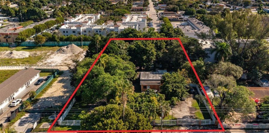 Villa ou maison à Opa-locka, Floride 8 chambres, 138.89 m2 № 1940379