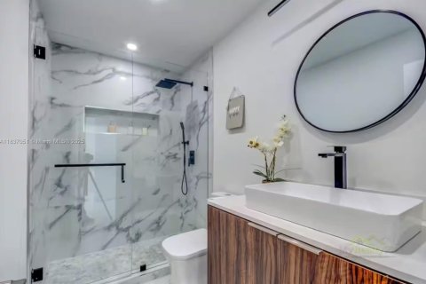 House in Miami, Florida 4 bedrooms, 158.21 sq.m. № 1978817 - photo 21