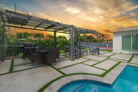 House in Miami, Florida 4 bedrooms, 158.21 sq.m. № 1978817 - photo 4