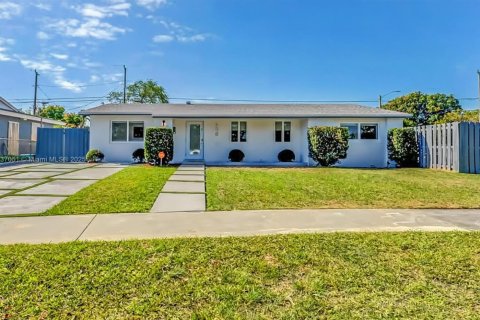 House in Miami, Florida 4 bedrooms, 158.21 sq.m. № 1978817 - photo 1