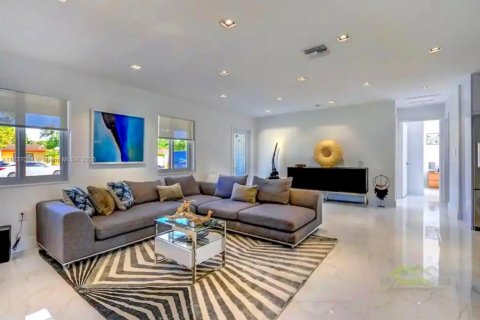 House in Miami, Florida 4 bedrooms, 158.21 sq.m. № 1978817 - photo 10