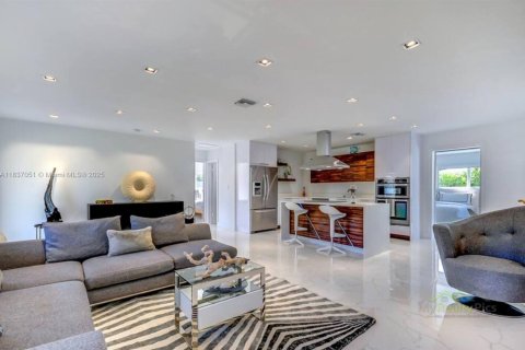 House in Miami, Florida 4 bedrooms, 158.21 sq.m. № 1978817 - photo 11