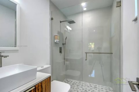 House in Miami, Florida 4 bedrooms, 158.21 sq.m. № 1978817 - photo 20