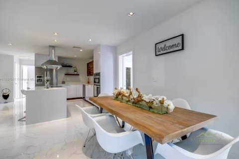 House in Miami, Florida 4 bedrooms, 158.21 sq.m. № 1978817 - photo 14