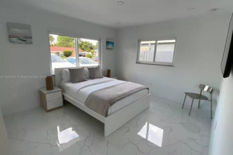 House in Miami, Florida 4 bedrooms, 158.21 sq.m. № 1978817 - photo 19