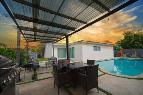 House in Miami, Florida 4 bedrooms, 158.21 sq.m. № 1978817 - photo 2