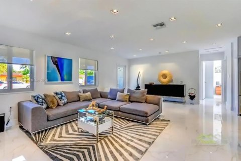 House in Miami, Florida 4 bedrooms, 158.21 sq.m. № 1978817 - photo 8