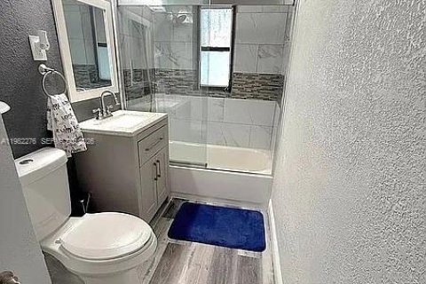 House in Fort Lauderdale, Florida 4 bedrooms, 160.63 sq.m. № 2047238 - photo 18