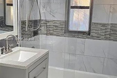 House in Fort Lauderdale, Florida 4 bedrooms, 160.63 sq.m. № 2047238 - photo 10