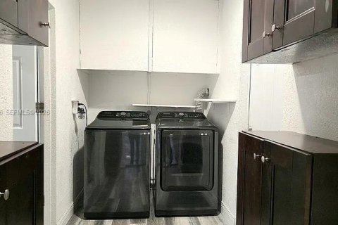 House in Fort Lauderdale, Florida 4 bedrooms, 160.63 sq.m. № 2047238 - photo 19