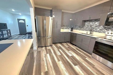 House in Fort Lauderdale, Florida 4 bedrooms, 160.63 sq.m. № 2047238 - photo 4