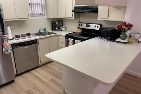 Купить кондоминиум в Дорал, Флорида 1 спальня, 65.96м2, № 1698317 - фото 11