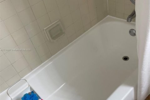 Купить кондоминиум в Дорал, Флорида 1 спальня, 65.96м2, № 1698317 - фото 22