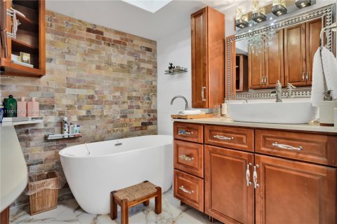 Condo in North Miami Beach, Florida, 4 bedrooms  № 1715446 - photo 7