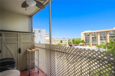 Condo in North Miami Beach, Florida, 4 bedrooms  № 1715446 - photo 15