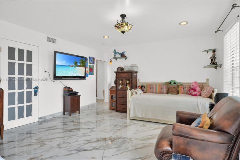 Condo in North Miami Beach, Florida, 4 bedrooms  № 1715446 - photo 23