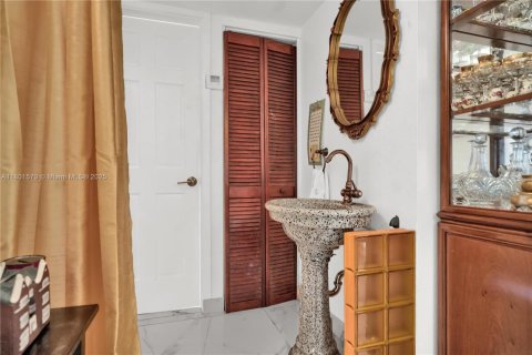 Condo in North Miami Beach, Florida, 4 bedrooms  № 1715446 - photo 17