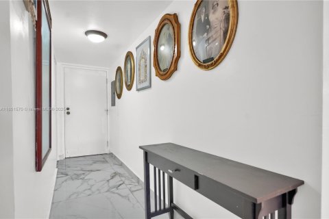 Condo in North Miami Beach, Florida, 4 bedrooms  № 1715446 - photo 4