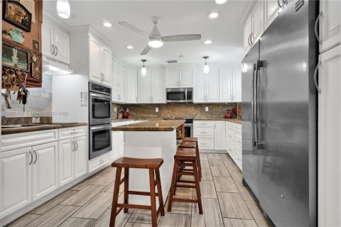 Condo in North Miami Beach, Florida, 4 bedrooms  № 1715446 - photo 2