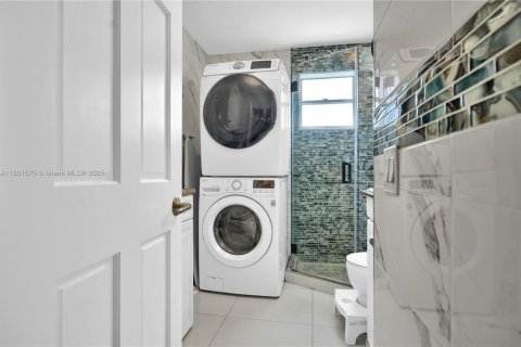 Condo in North Miami Beach, Florida, 4 bedrooms  № 1715446 - photo 9