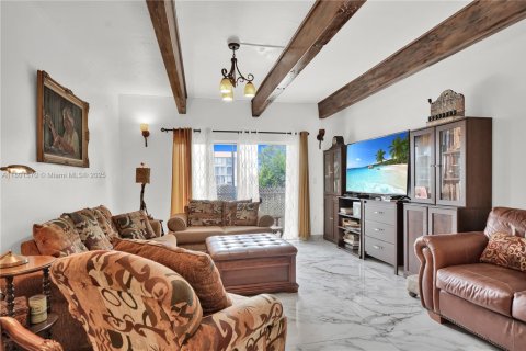 Condo in North Miami Beach, Florida, 4 bedrooms  № 1715446 - photo 13