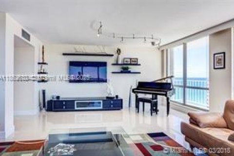 Condominio en alquiler en Hollywood, Florida, 2 dormitorios, 173.54 m2 № 1960244 - foto 2